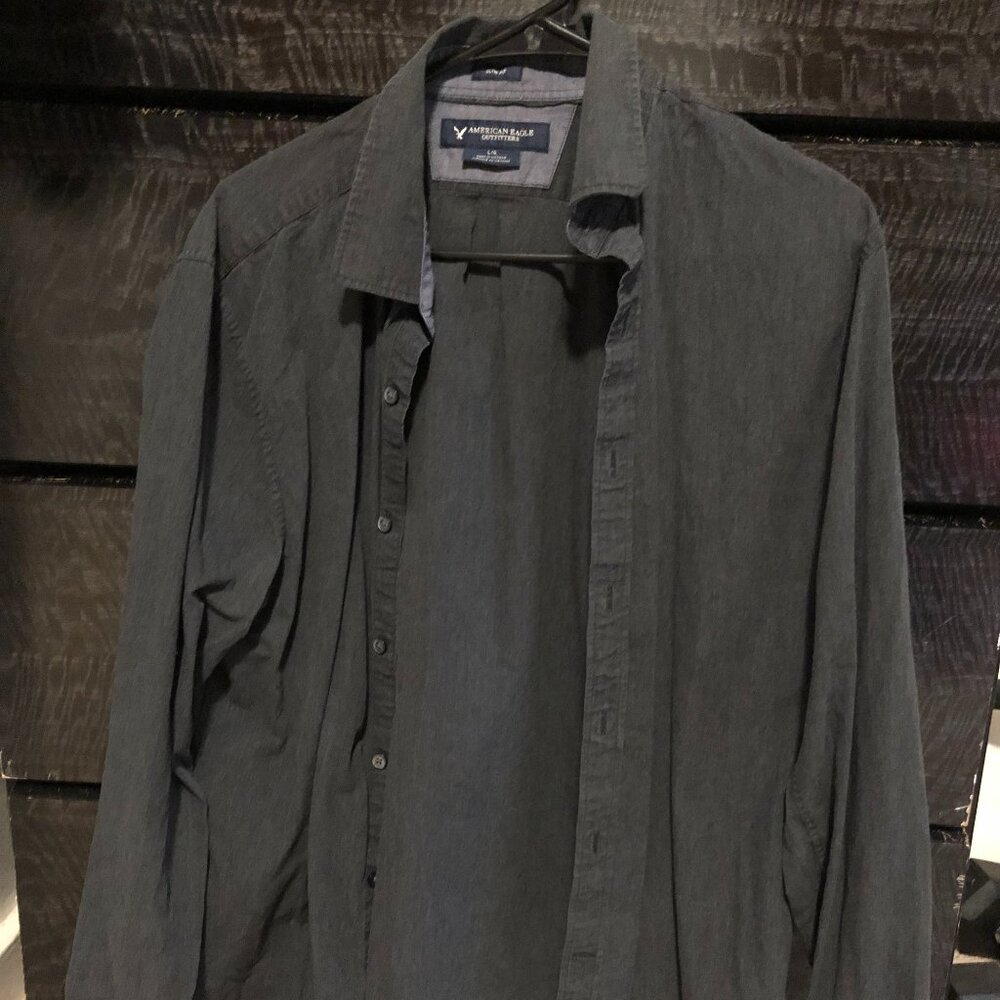 Men's American Eagle Long-Sleeved Collared Shirt Size Large.